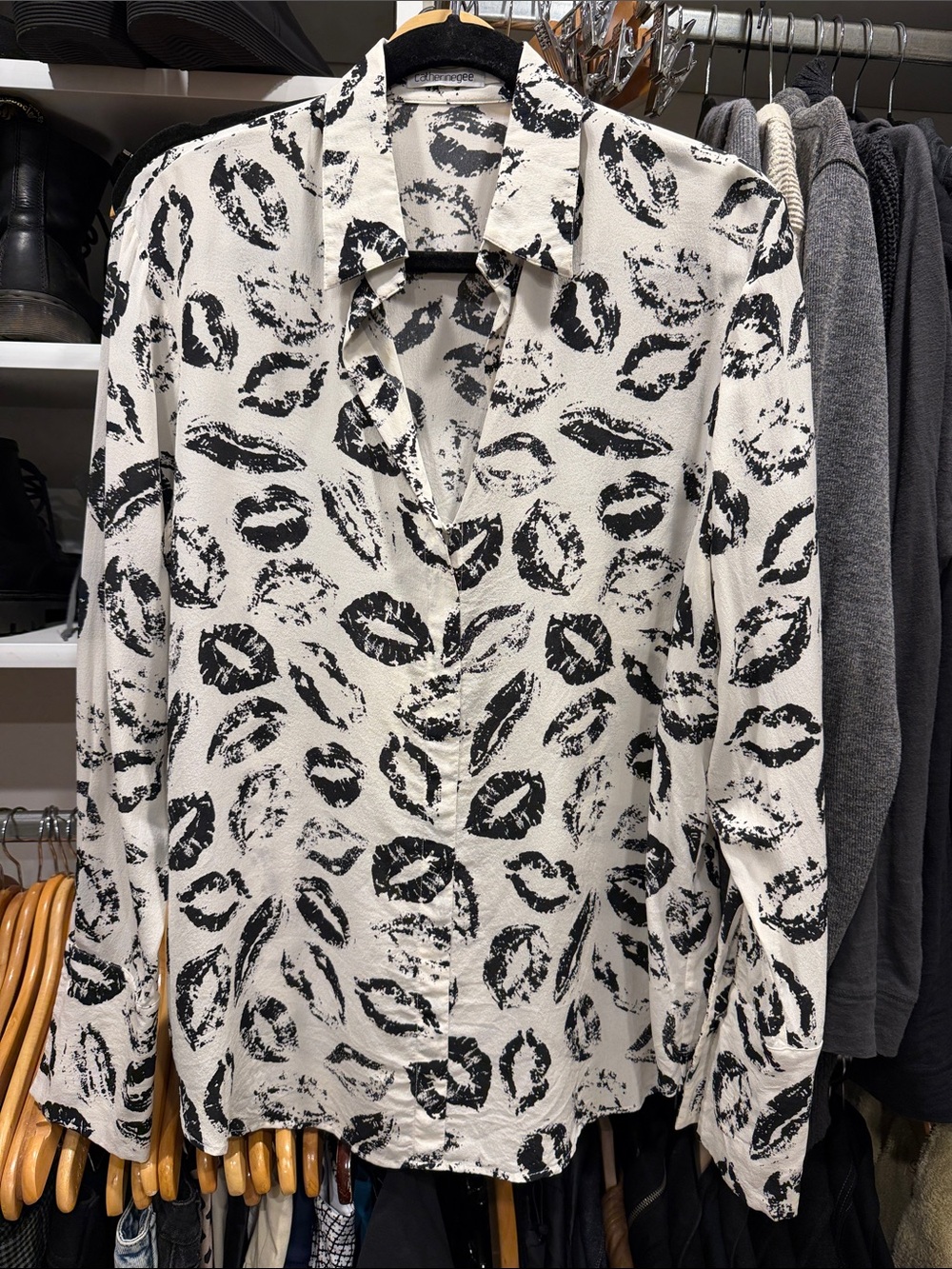 Catherine Gee DARIA Cream/Black Lip-Print 100% SILK Blouse, Size L